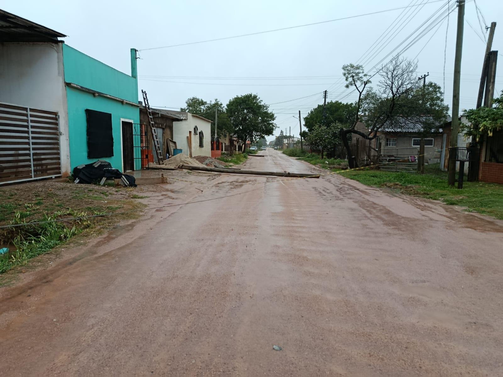 No Chu&iacute;, tr&ecirc;s postes ca&iacute;ram com a for&ccedil;a do vento. &Aacute;s 10h ao menos 20 resid&ecirc;ncias permaneciam sem energia el&eacute;trica na cidade