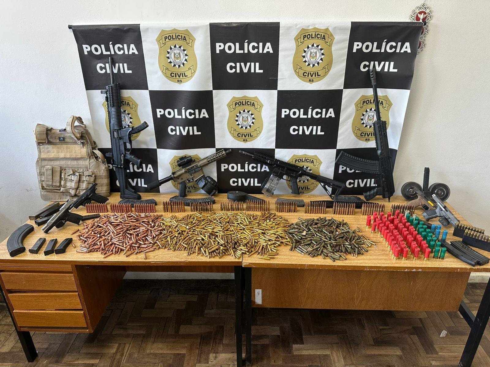 Armamento de grosso calibre apreendido em a&ccedil;&atilde;o da 2&ordf; DHPP na Vila Bom Jesus