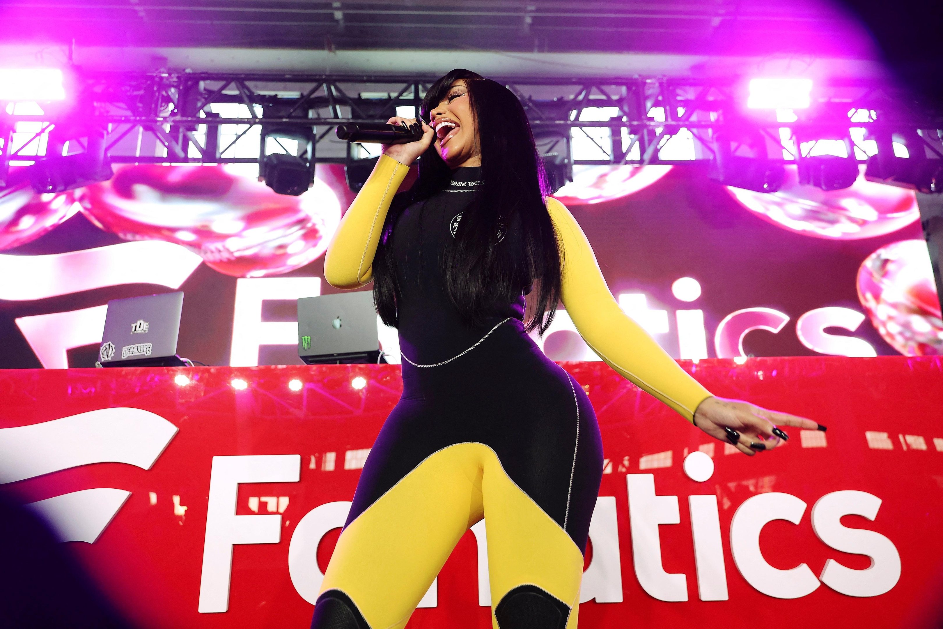 Na quarta, 11, no primeiro show da turn&ecirc; "Little Miss Drama Tour", da rapper Cardi B, na Acrisure Arena, na Calif&oacute;rnia, houve protestos contra a Ag&ecirc;ncia de Imigra&ccedil;&atilde;o e Alf&acirc;ndega (ICE)