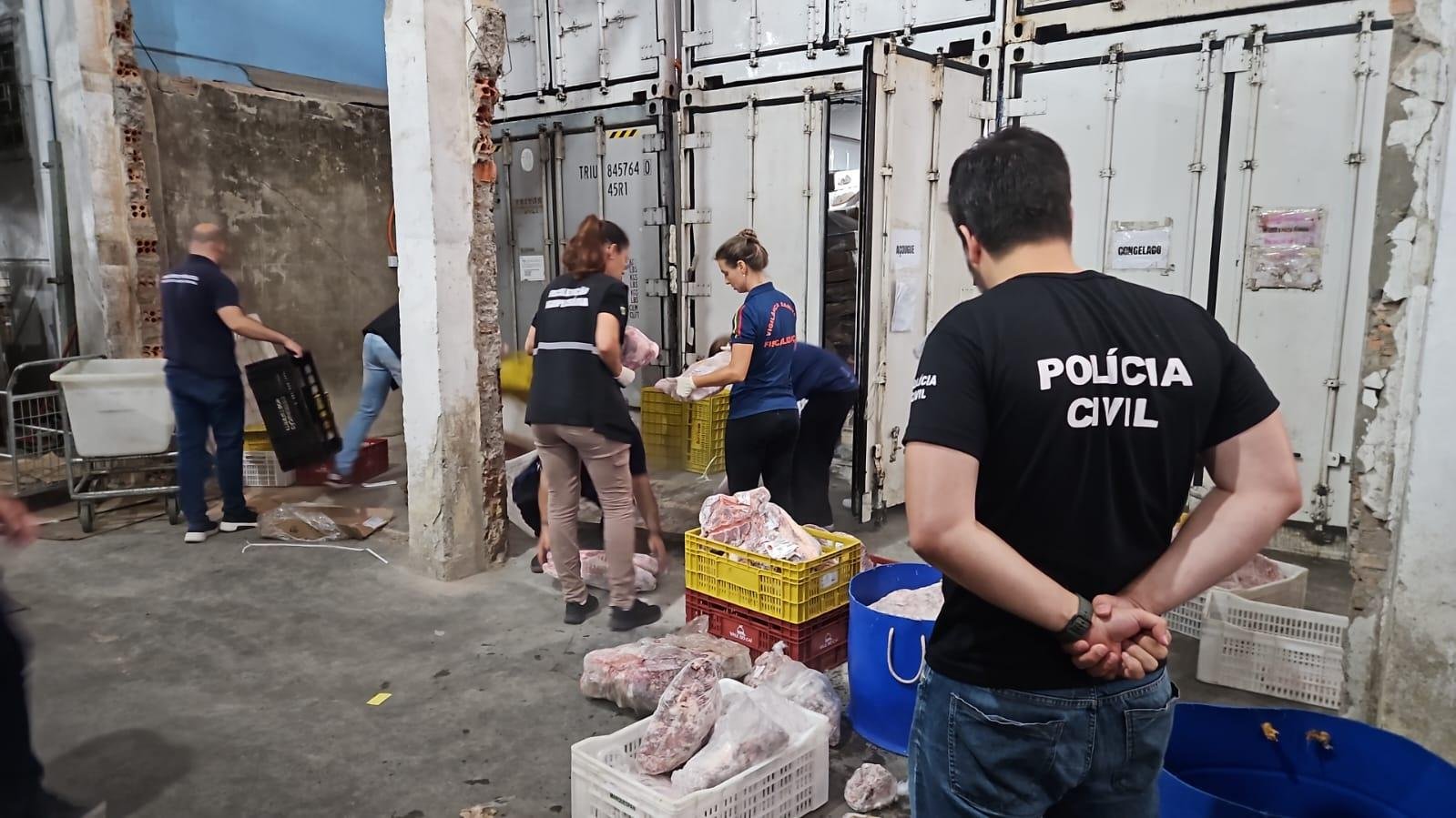 Carnes estavam com data de validade vencida