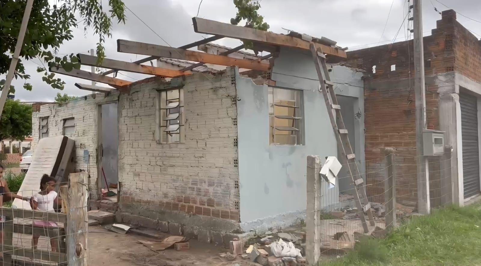 O vento arrancou as telhas de diversas casas em Pelotas