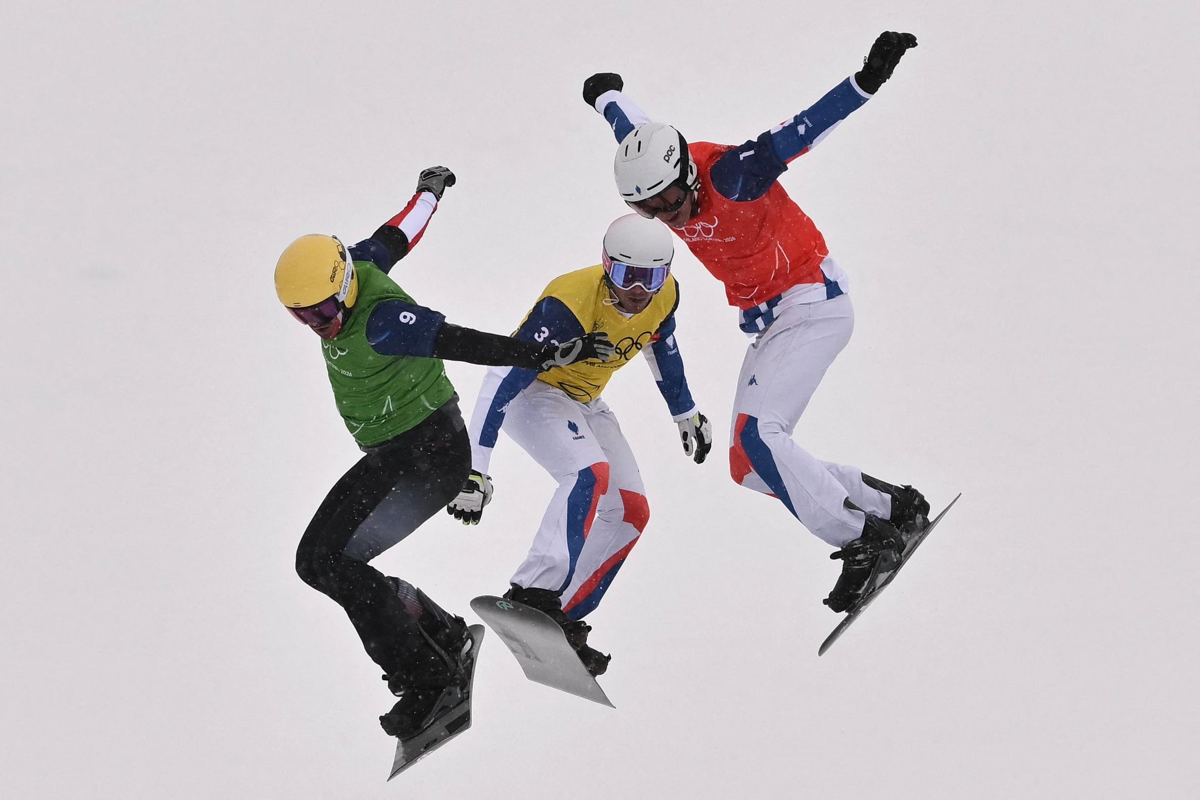 Esquiadores Jakob Dusek (&Aacute;ustria), Merlin Surget e Aidan Chollet (ambos da Fran&ccedil;a) competem na disputa do snowboard