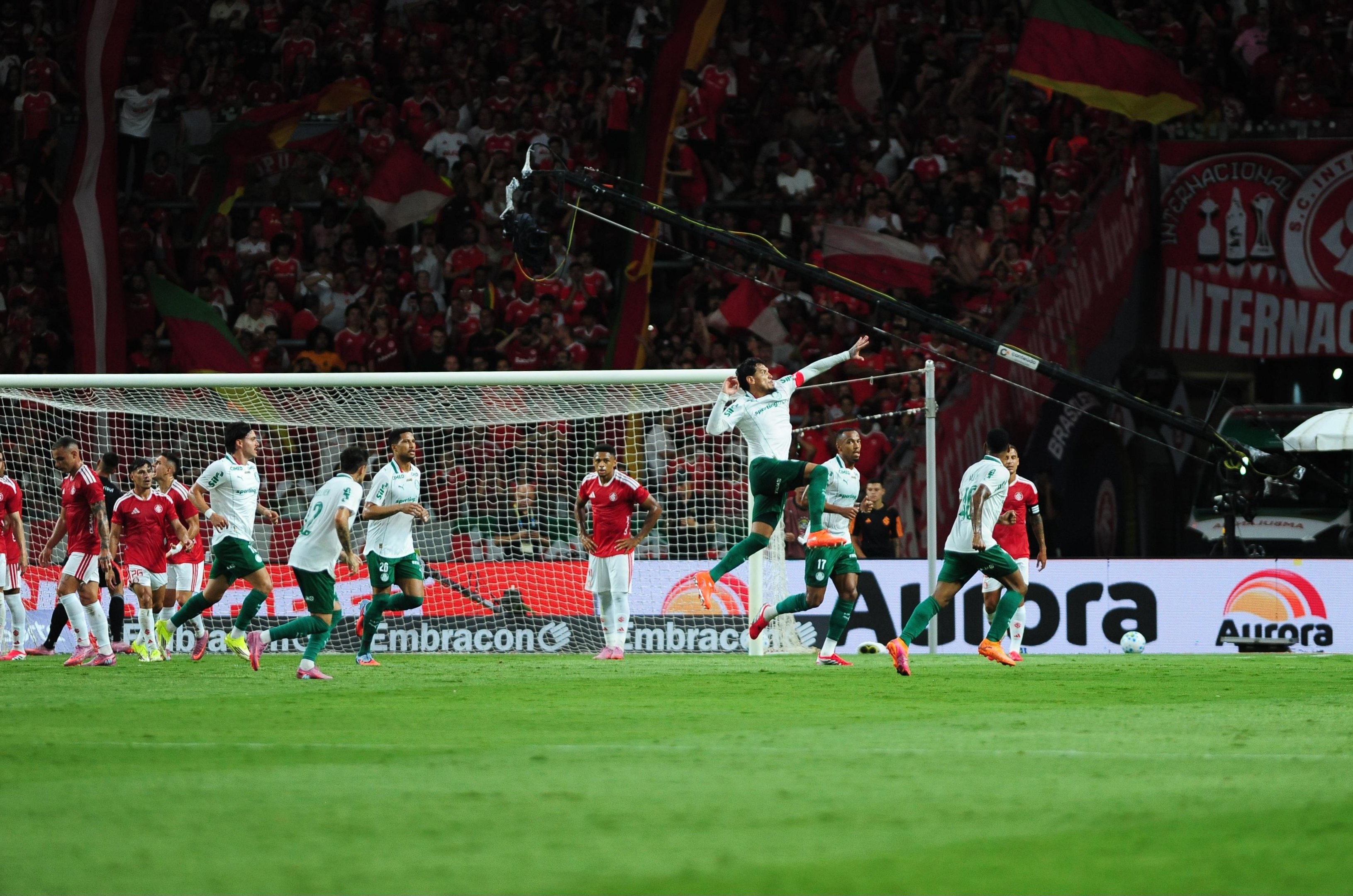 Gustavo G&oacute;mez comemora o primeiro gol da vit&oacute;ria do Palmeiras no Beira-Rio diante do Inter