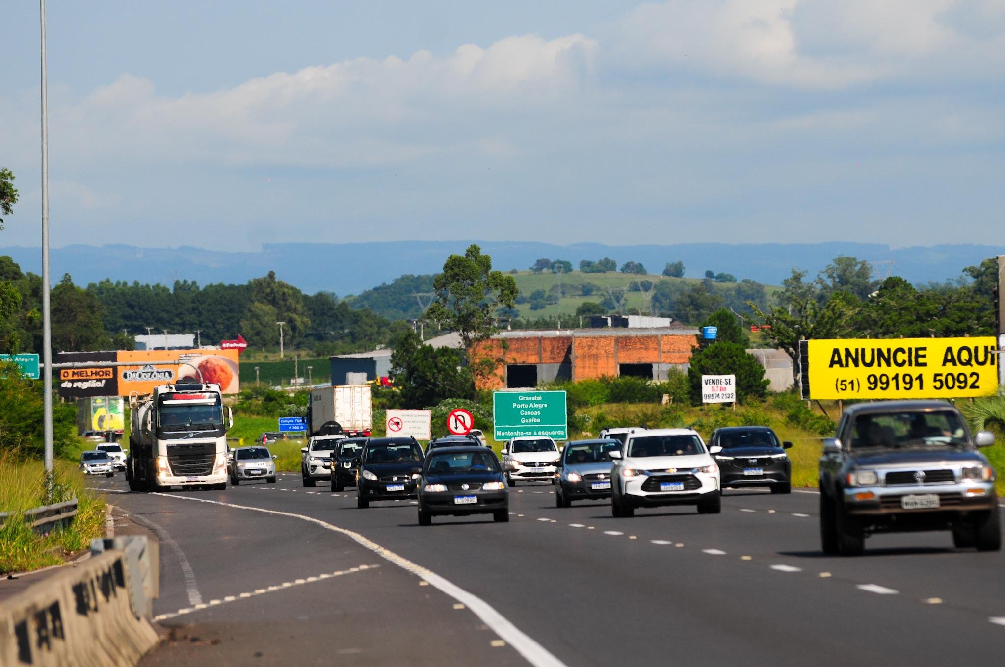 Movimento de ida para o Litoral Norte na FreeWay na sexta-feira pr&eacute; Carnaval