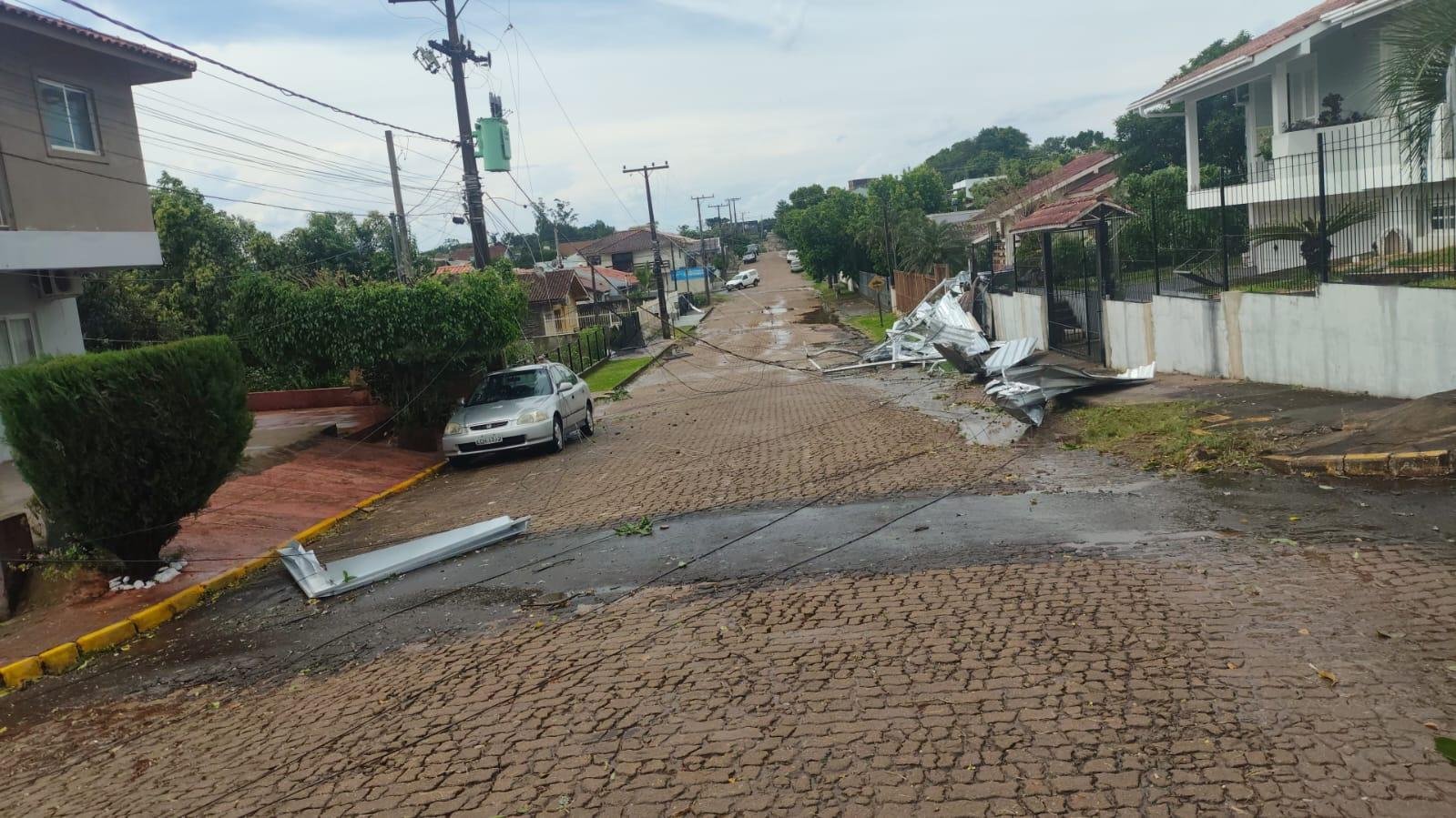 Telhas, galhos, fios e postes ca&iacute;ram em Estrela com o temporal de quinta-feira