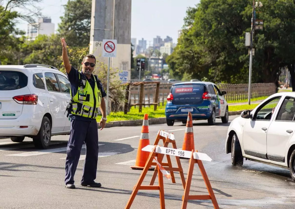A Empresa P&uacute;blica de Transporte e Circula&ccedil;&atilde;o (EPTC) recomenda que os motoristas programem seus deslocamentos