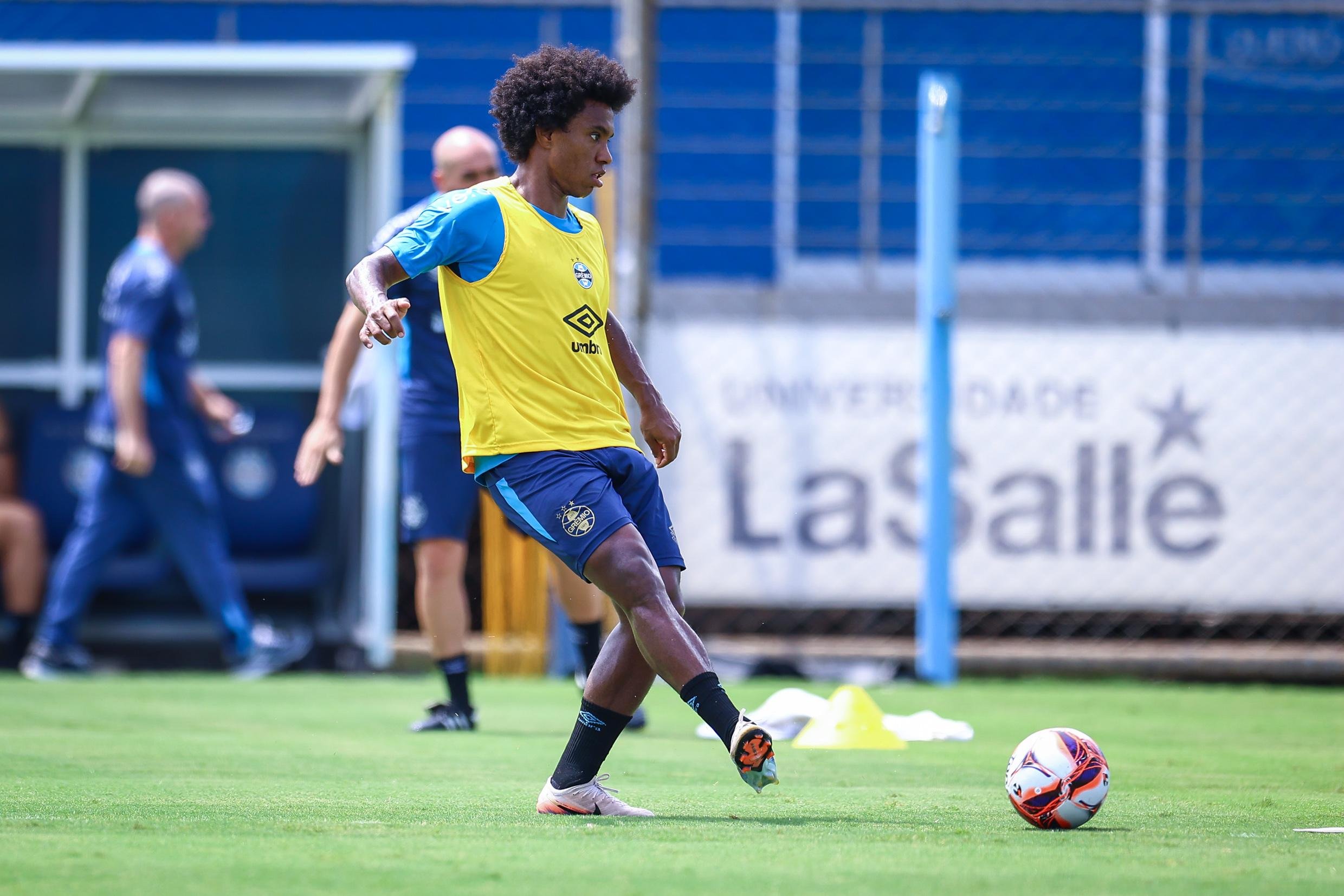 Willian pode ser titular contra o Juventude