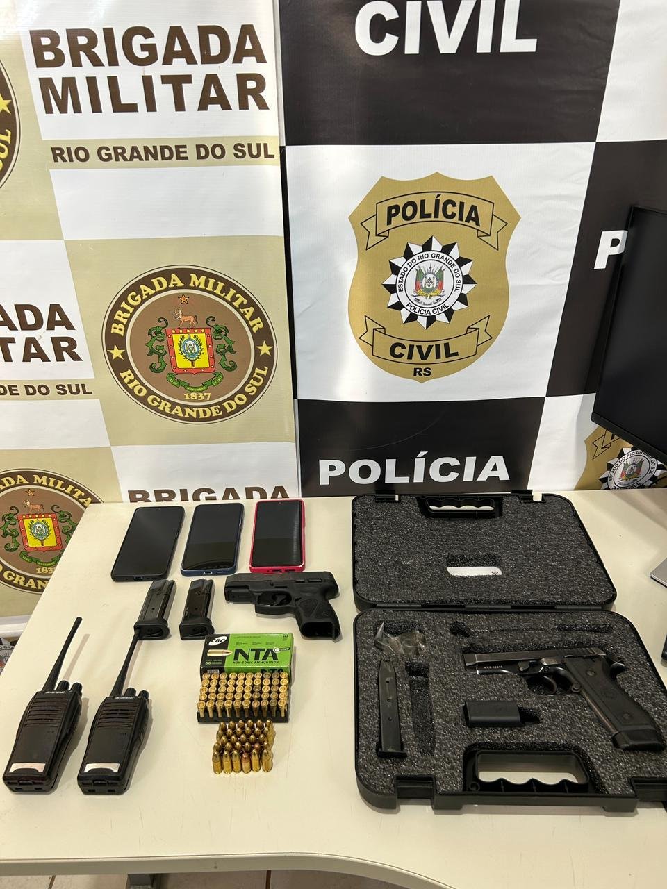 Materiais apreendidos durante a&ccedil;&atilde;o que busca identificar outro envolvido
