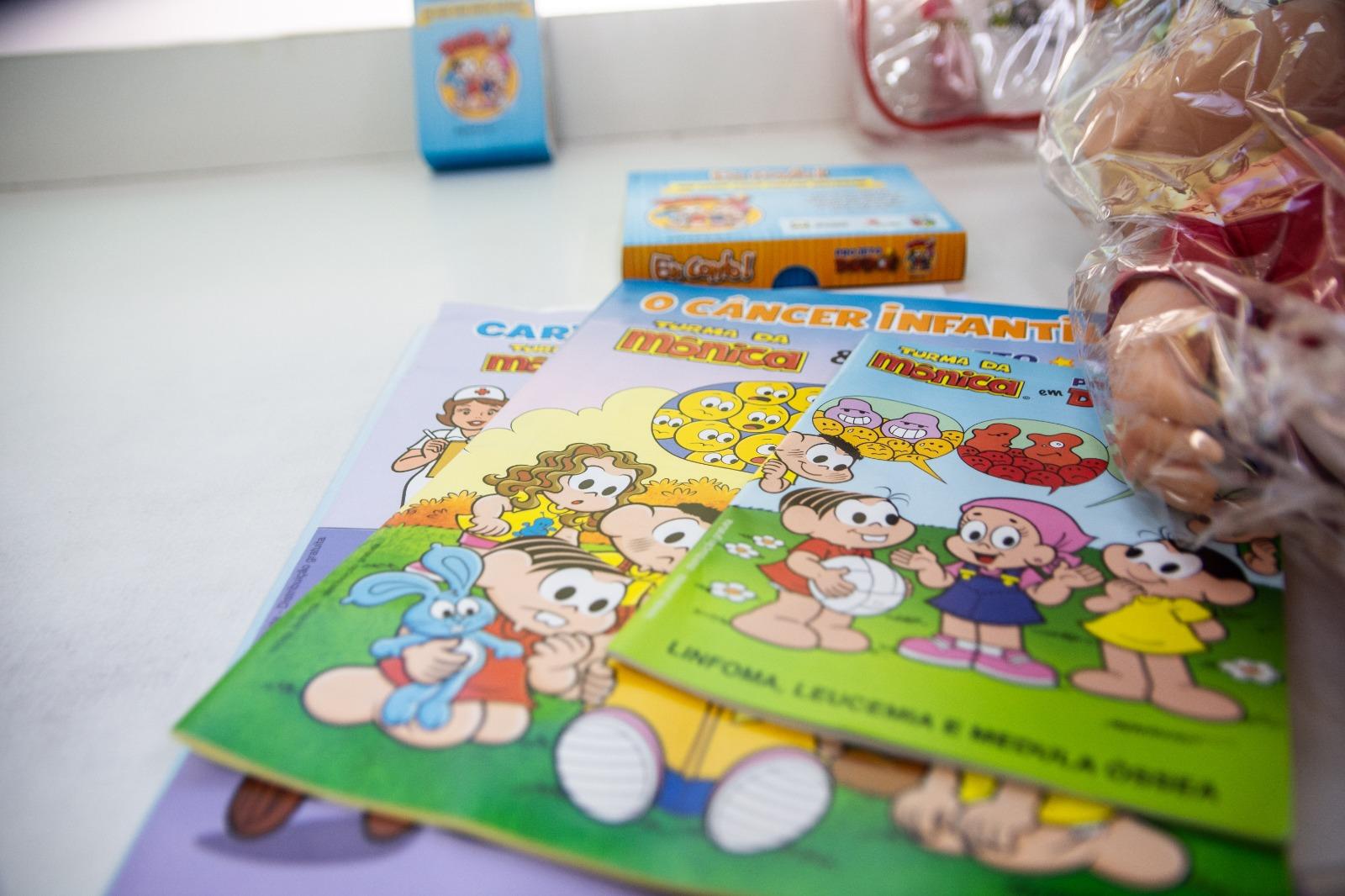 Kit com cartilha, jogos e gibis com linguagem infanto-juvenil ajuda a entender c&acirc;ncer