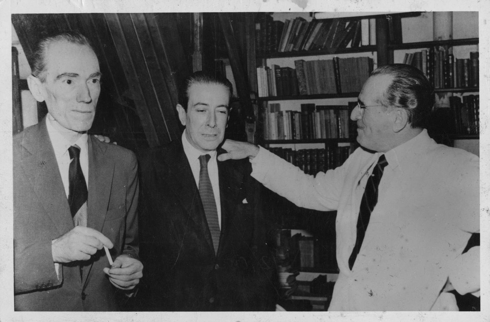 Poeta, ensa&iacute;sta e imortal da Academia Brasileira de Letras, Augusto Meyer, junto com os escritores Athos Damasceno Ferreira e Ernani Fornari