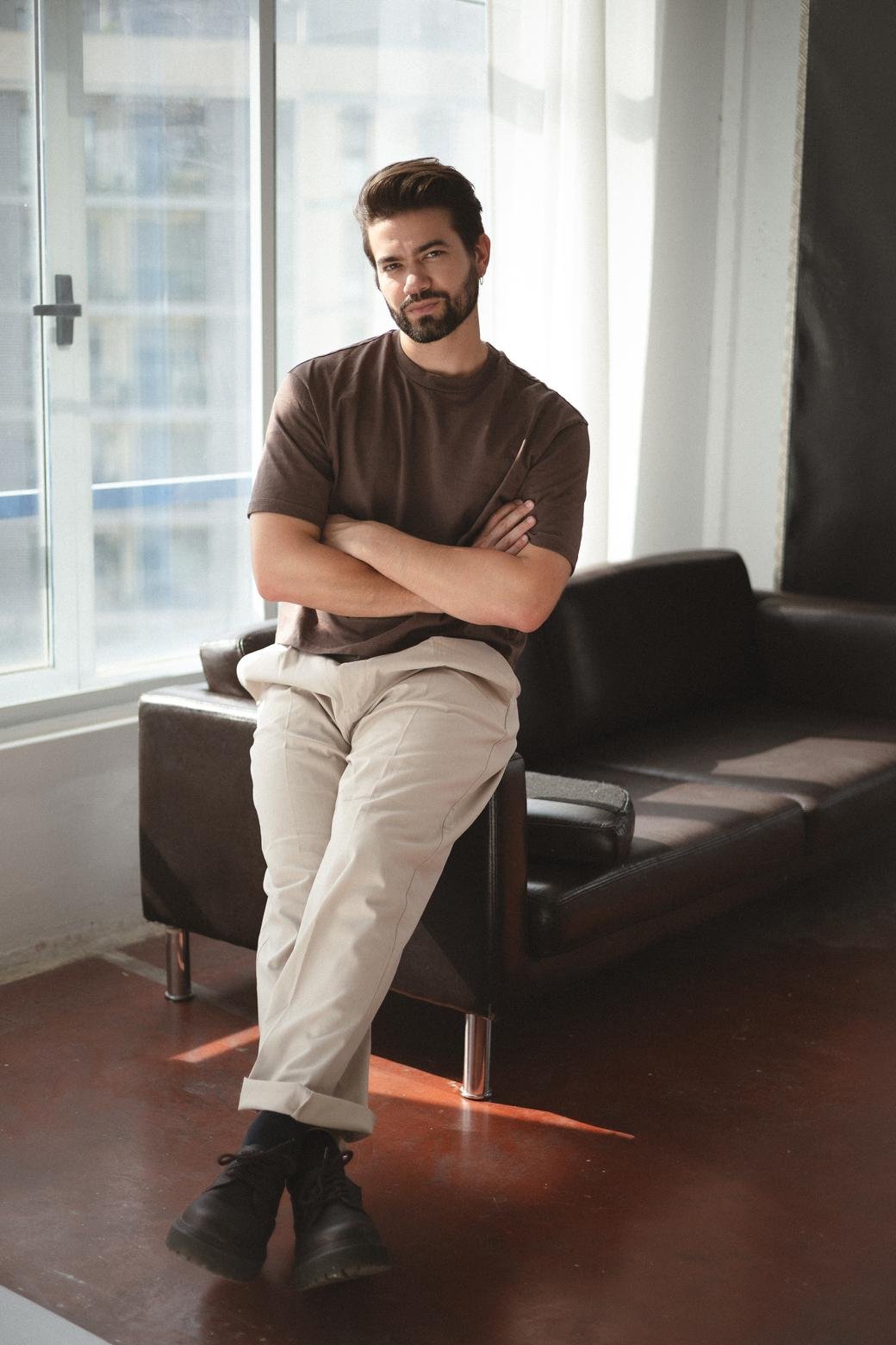 Ator Eliot Tosta reside em Madri, na Espanha, desde 2019. Ele pode ser visto no filme &ldquo;Asa Branca, a voz da arena&rdquo; e na novela &ldquo;Terra Forte&rdquo;, exibida em Portugal