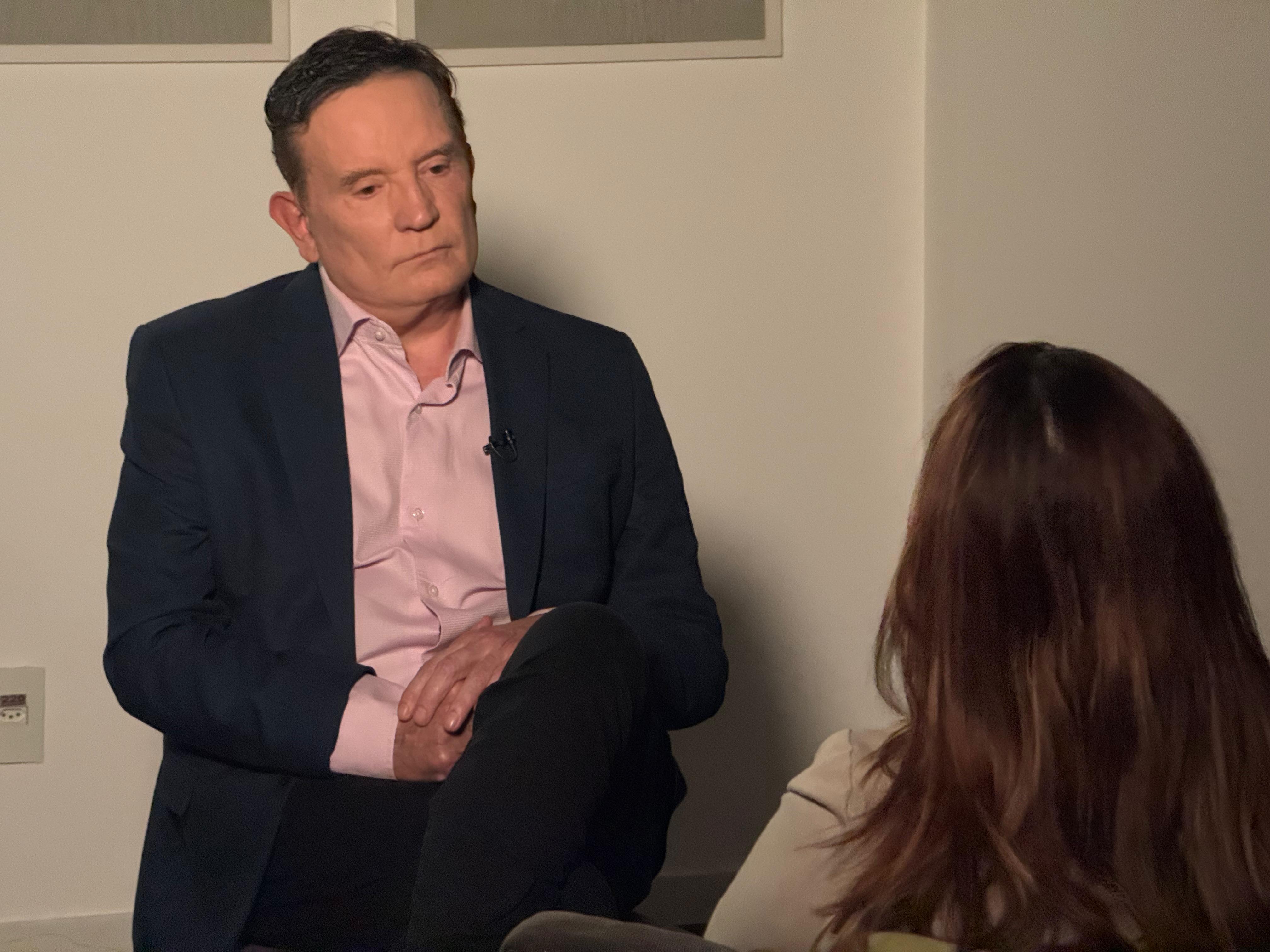 Roberto Cabrini entrevistando a m&atilde;e