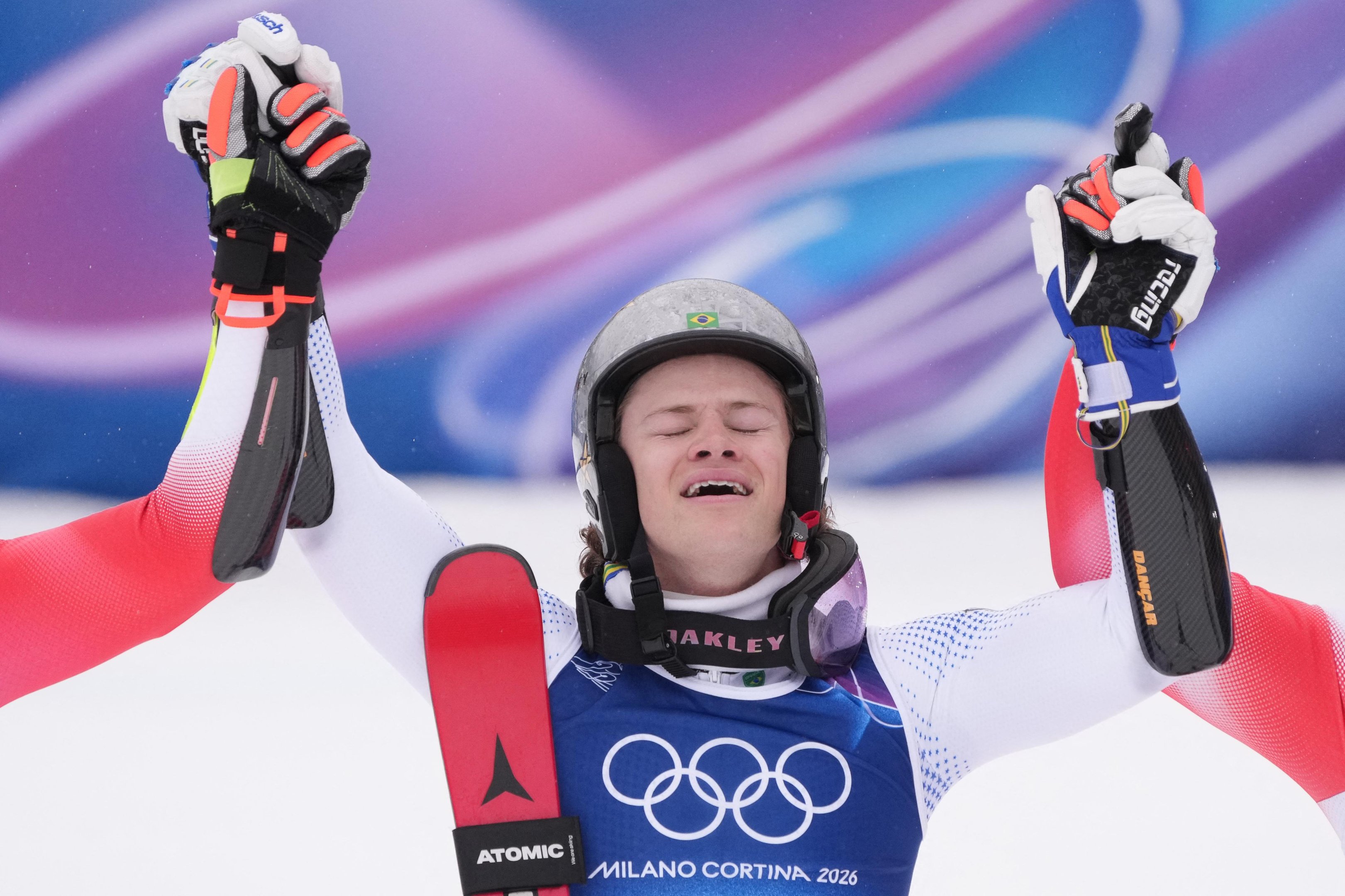 Lucas Braathen celebra ouro na final do Esqui Alpino