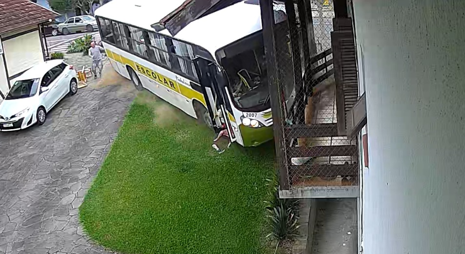 Imagens de c&acirc;meras de seguran&ccedil;a flagraram o acidente