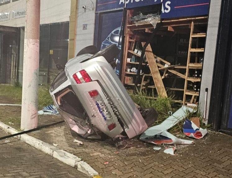 Ve&iacute;culo destruiu fachada de com&eacute;rcio de autope&ccedil;as na avenida Paraguass&uacute;