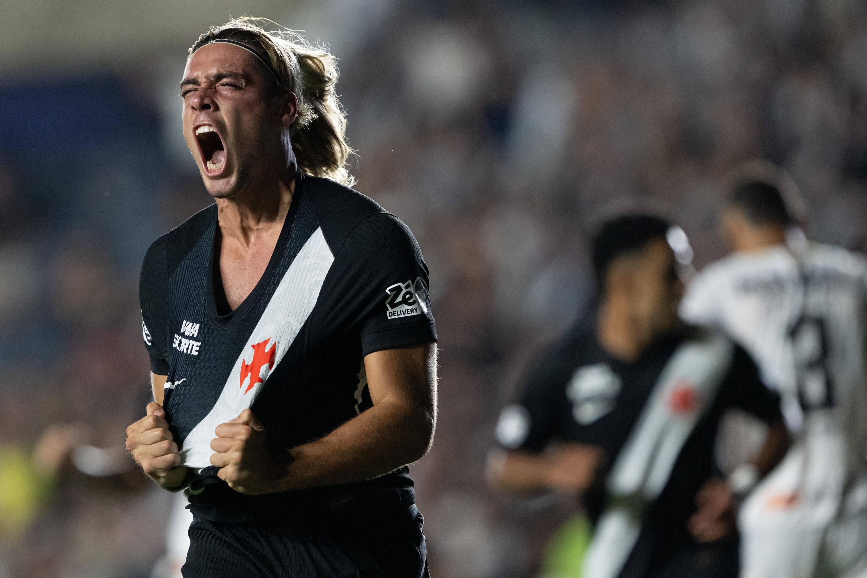 Spinelli comemora seu gol durante partida contra o Volta Redonda