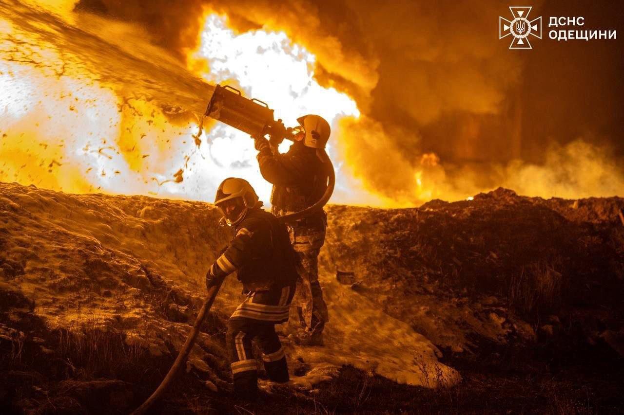 Bombeiros combatem inc&ecirc;ndio ap&oacute;s ataque russo em Odessa
