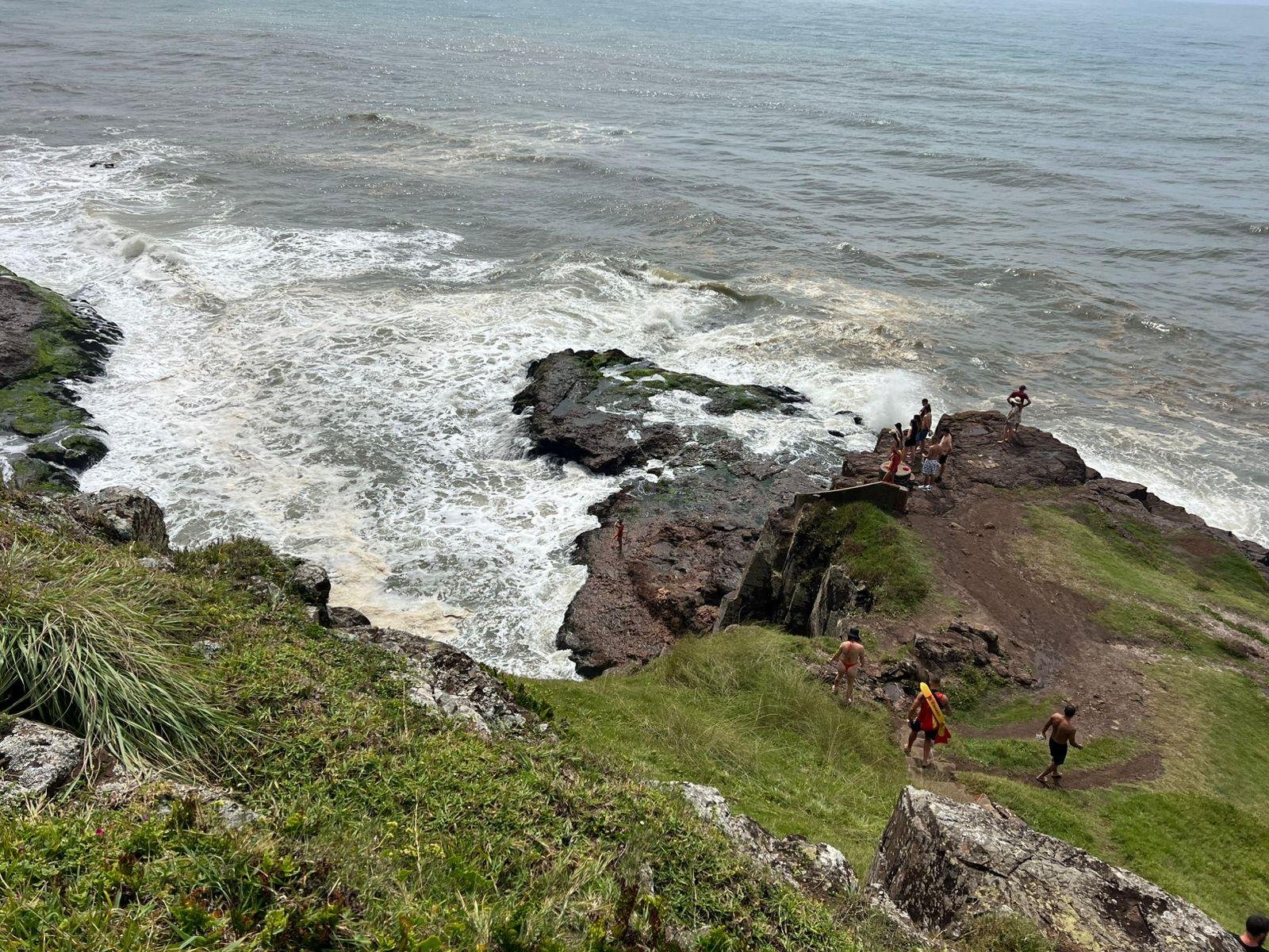Bombeiros fazem buscas a homem desaparecido no Morro das Furnas, em Torres