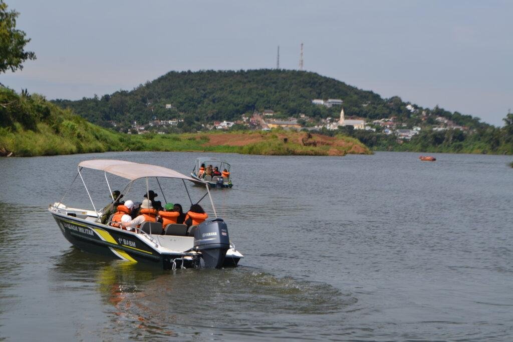 Grupos percorreram o Rio Taquari at&eacute; as proximidades da ponte da BR 386, onde puderam visualizar os estragos