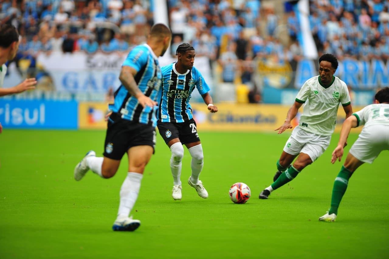 Tet&ecirc; em duelo contra o Juventude