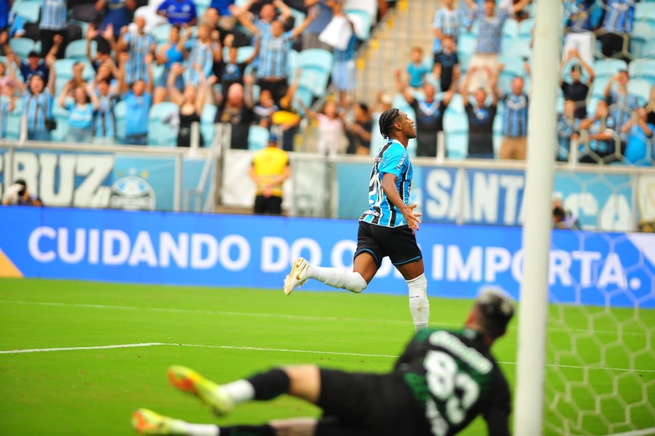 Tet&ecirc; marcou o gol tricolor no empate por 1 a 1, na Arena