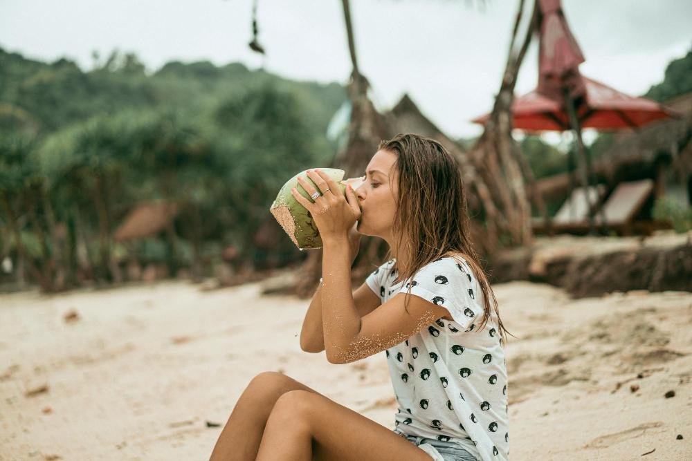 A &aacute;gua de coco &eacute; uma aliada importante para se recuperar depois ap&oacute;s a folia