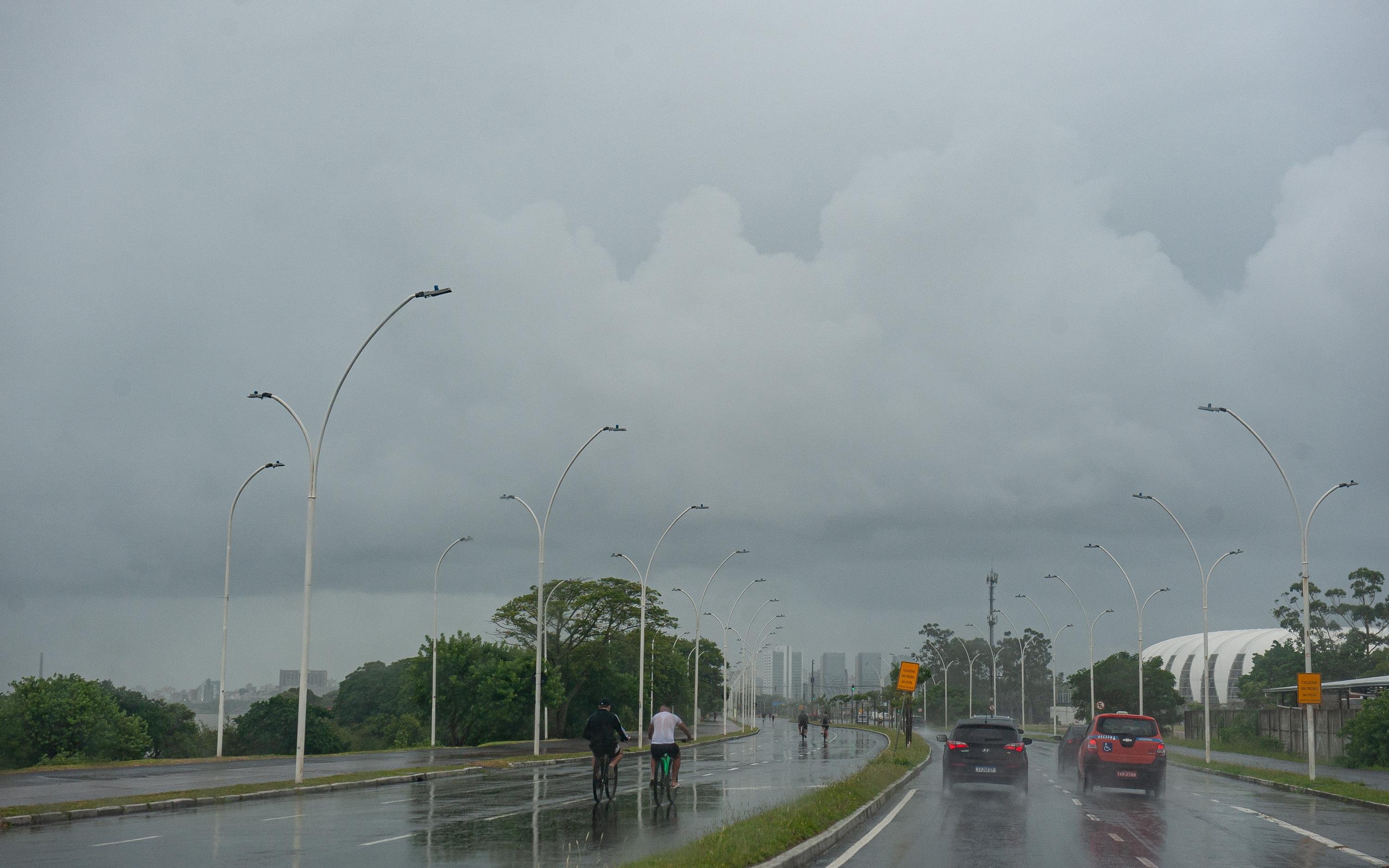 Leve precipita&ccedil;&atilde;o ameniza abafamento pela manh&atilde;