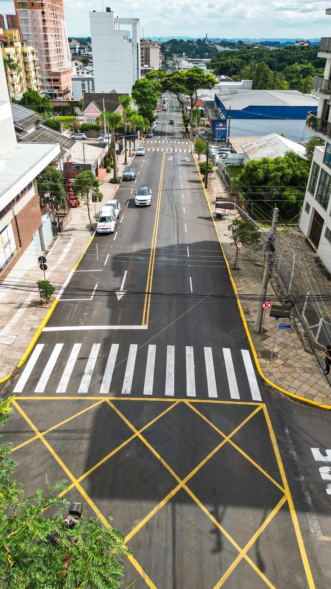 A coloca&ccedil;&atilde;o de um novo asfalto, a retirada de r&oacute;tulas, o aumento de faixa e sinaliza&ccedil;&atilde;o completa est&atilde;o entre os avan&ccedil;os entregues na rua