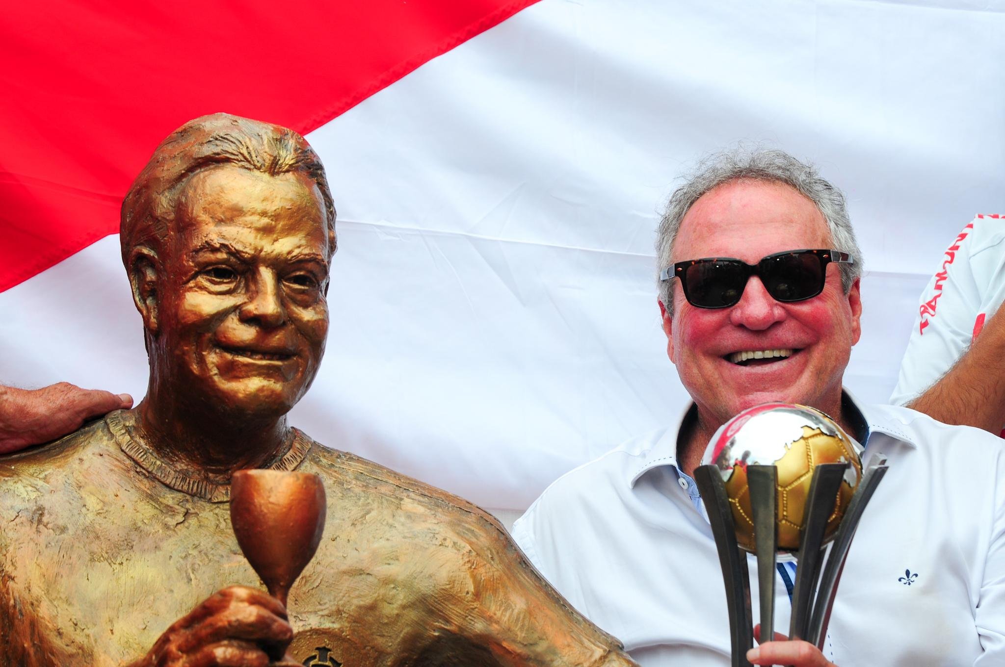 Est&aacute;tua em homenagem a Abel Braga na praia de Atl&acirc;ntida
