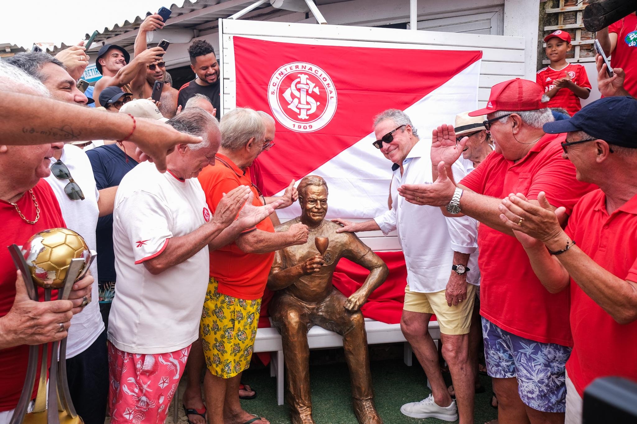 Est&aacute;tua de Abel Braga foi inaugura na praia de Atl&acirc;ntida, em Xangri-L&aacute;