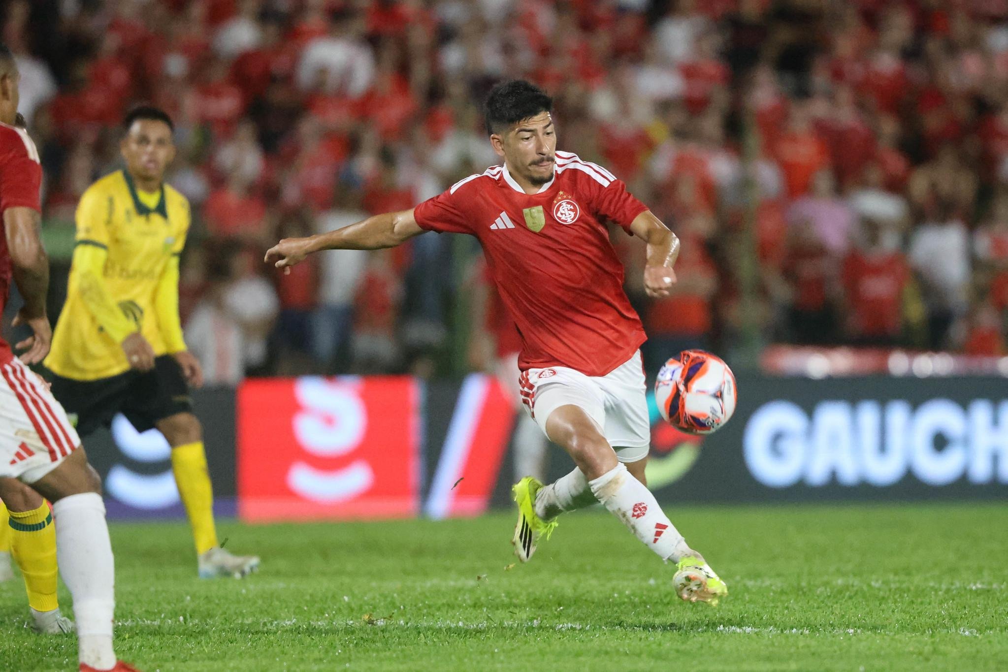 Alan Rodriguez foi elogiado por Pezzolano ap&oacute;s o jogo contra o Ypiranga