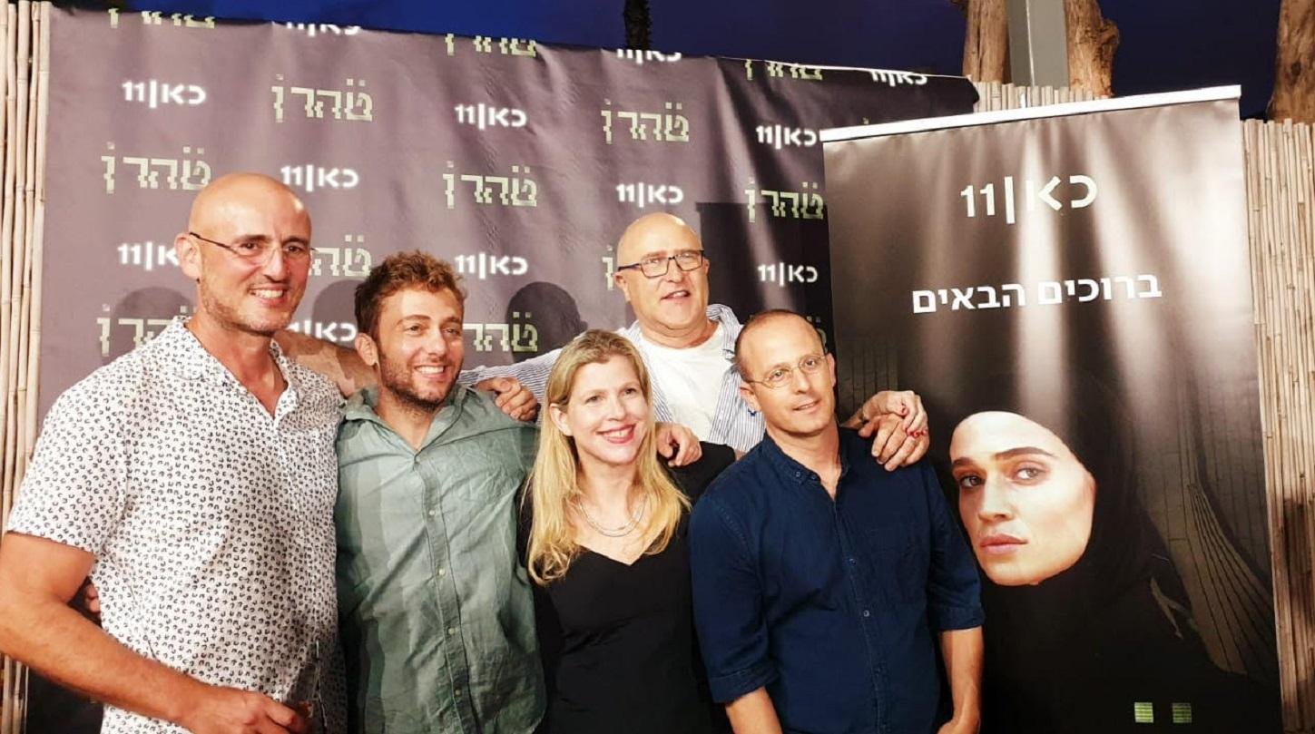 Dana Eden, de 52 anos, ao centro na foto com a equipe da s&eacute;rie "Tehran", foi encontrada morta em um quarto de hotel em Atenas, no domingo, 15 de fevereiro