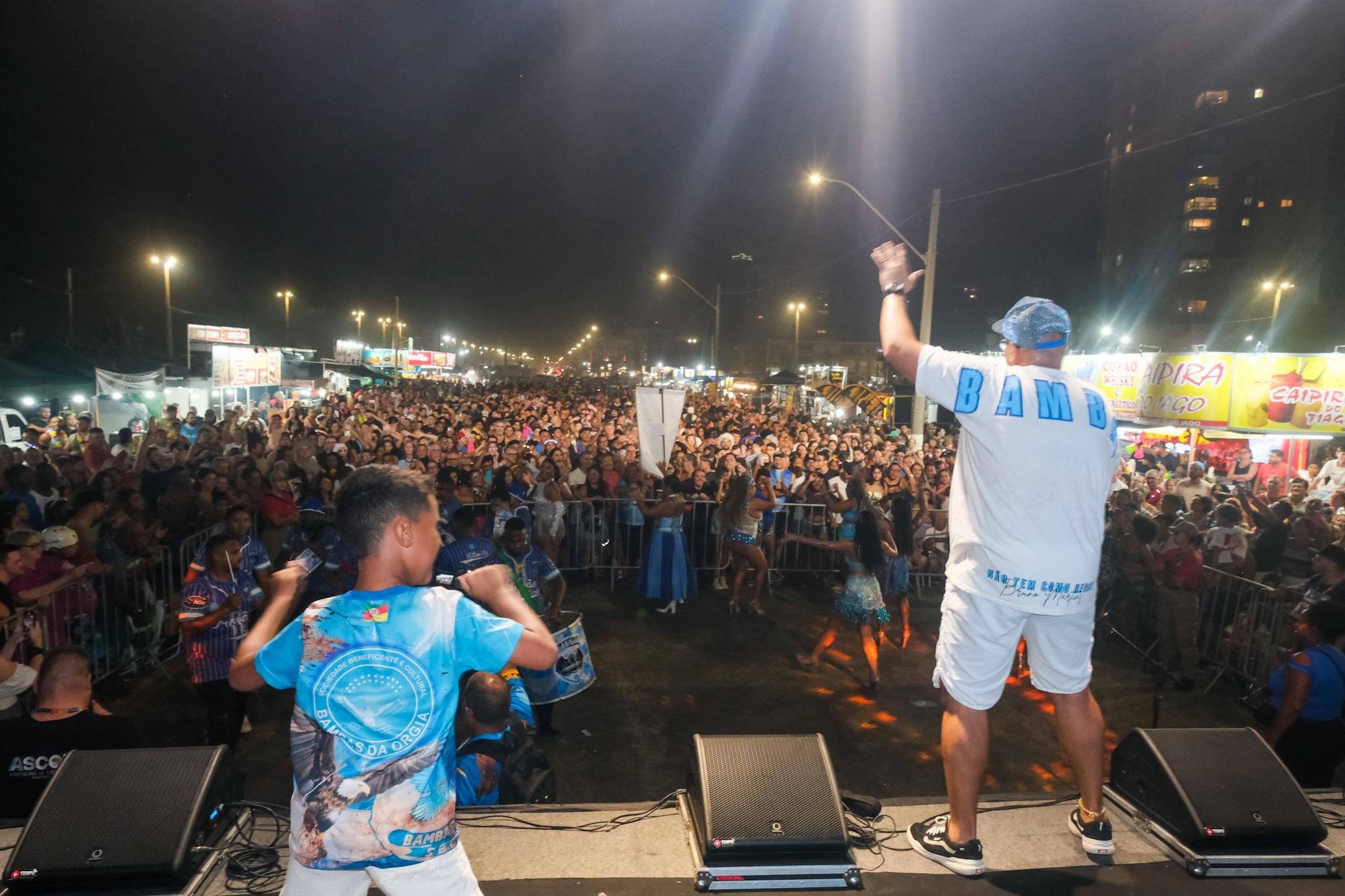 Carnaval de rua em Tramanda&iacute; com Bambas da Orgia