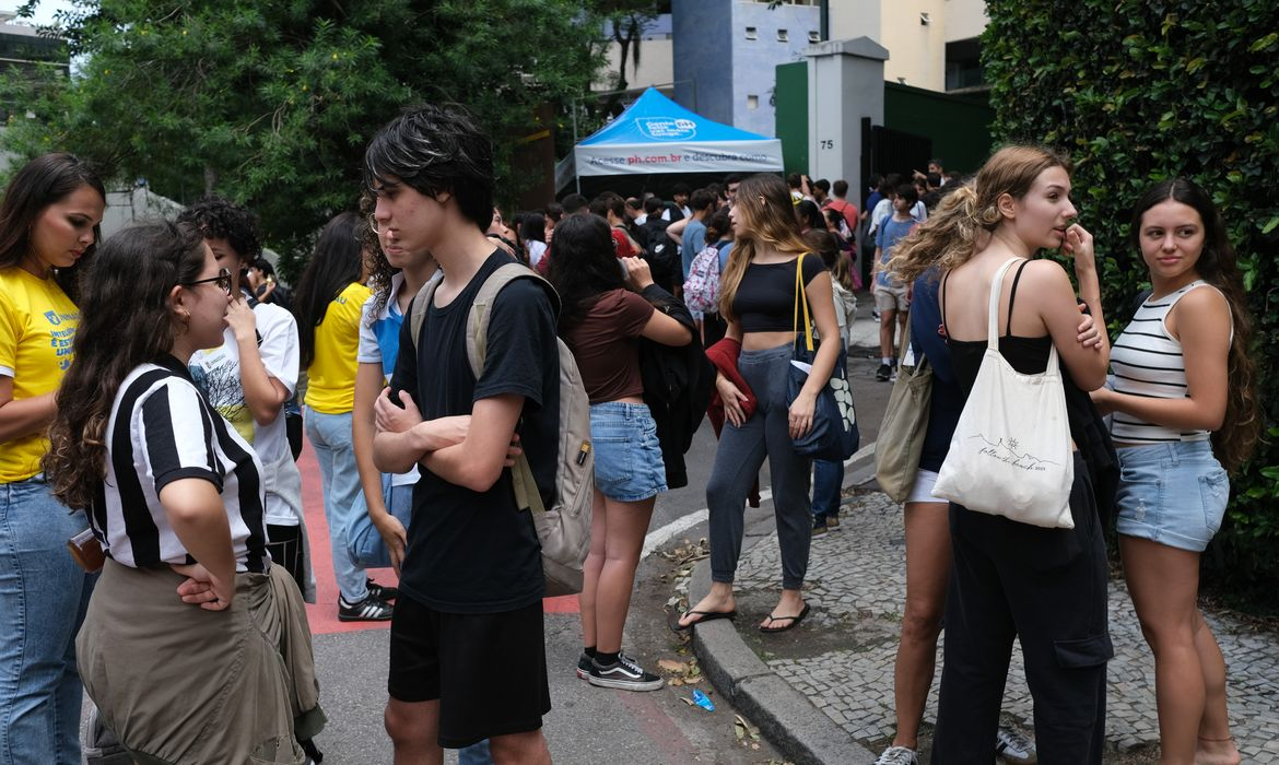 A iniciativa concede bolsa mensal no valor de R$ 1.050, dos quais R$ 700 podem ser sacados imediatamente