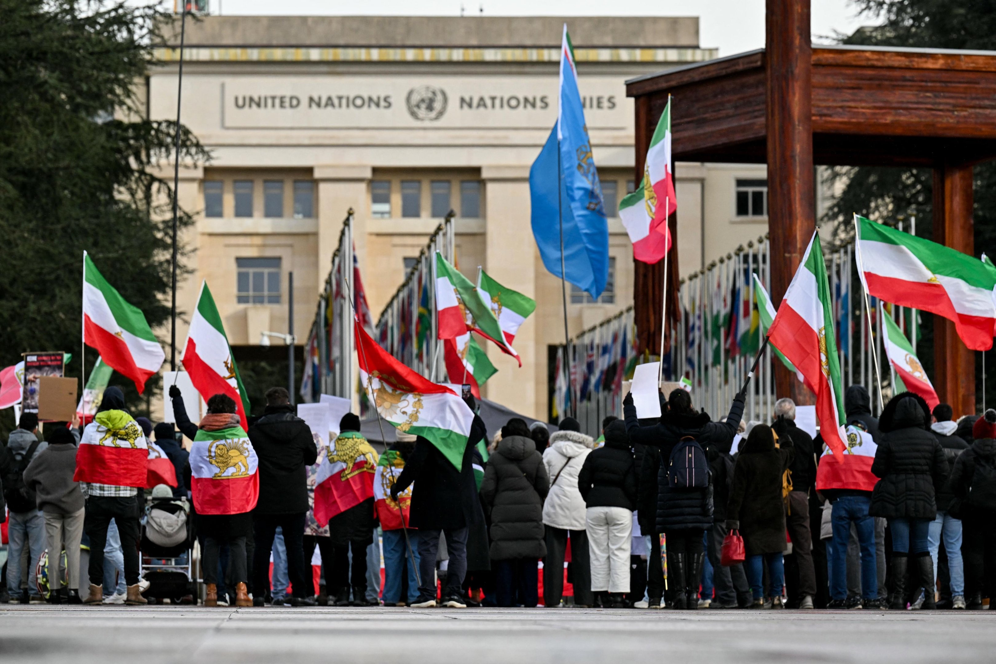 Manifestantes protestam em frente ao escrit&oacute;rio das Na&ccedil;&otilde;es Unidas, antes das negocia&ccedil;&otilde;es entre os Estados Unidos e o Ir&atilde; em Genebra