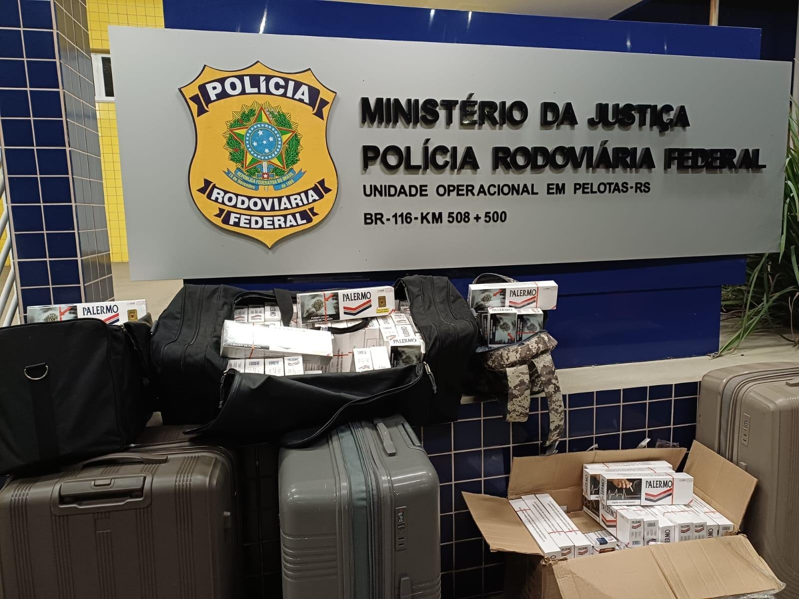 A mulher estava com mais de quatro mil ma&ccedil;os de cigarro contrabandeados