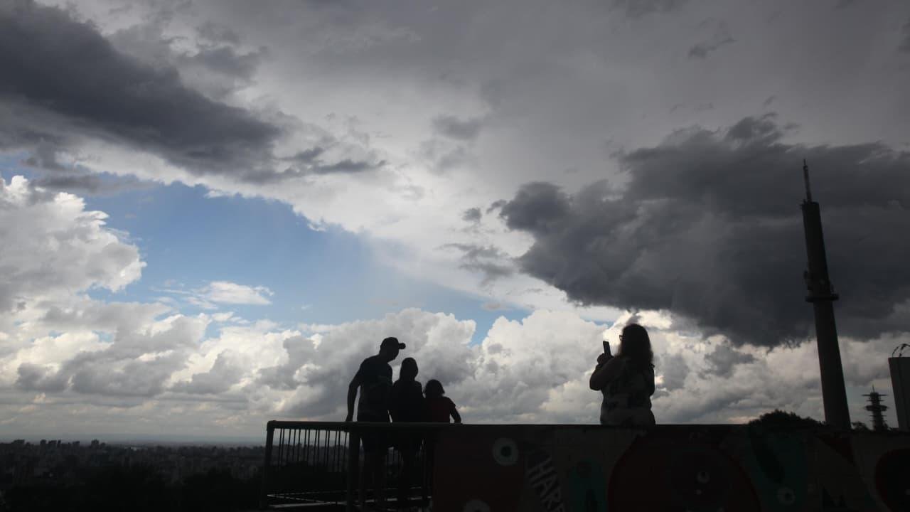 Massa de ar frio mant&eacute;m as temperaturas amenas, enquanto ciclone no oceano provoca rajadas de vento no litoral ga&uacute;cho