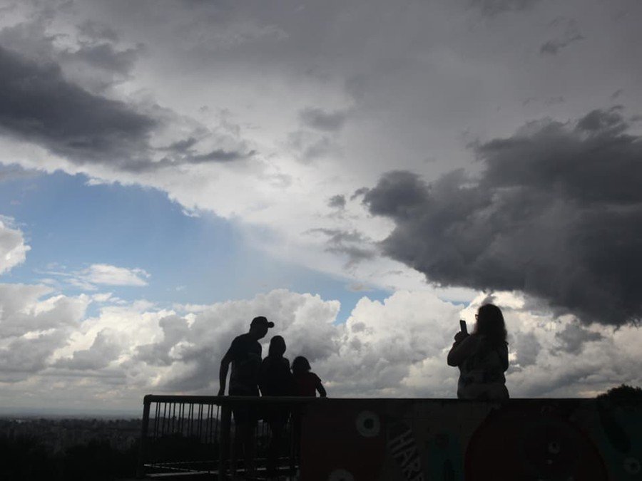 Massa de ar frio mantém as temperaturas amenas, enquanto ciclone no oceano provoca rajadas de vento no litoral gaúcho