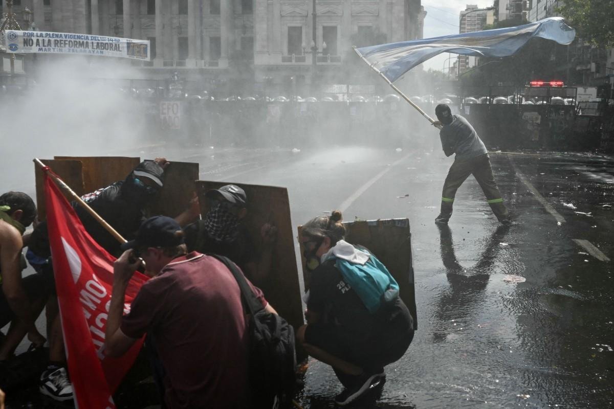 Na quarta-feira passada, protestos nas imedia&ccedil;&otilde;es do Congresso terminaram em confrontos com a pol&iacute;cia e cerca de trinta detidos