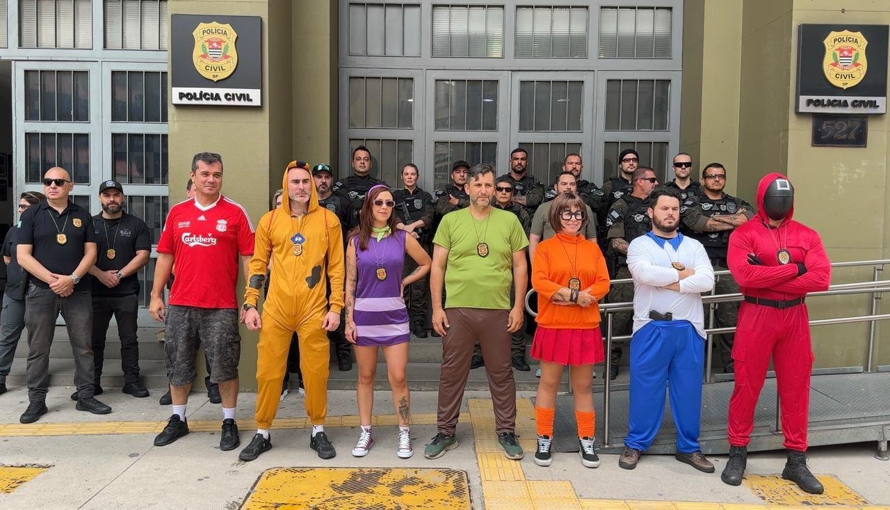 A equipe, infiltrada entre os foli&otilde;es, identificou e flagrou a pr&aacute;tica de crimes em meio &agrave; aglomera&ccedil;&atilde;o