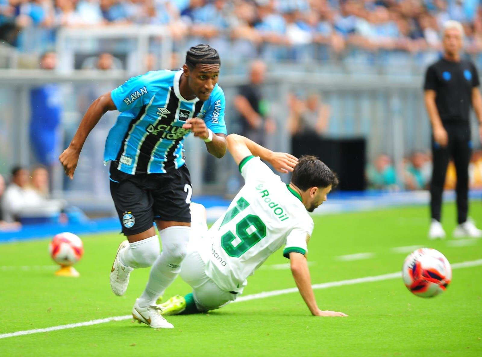 Tet&ecirc; sofreu a les&atilde;o muscular no empate com o Juventude por 1 a 1, na Arena