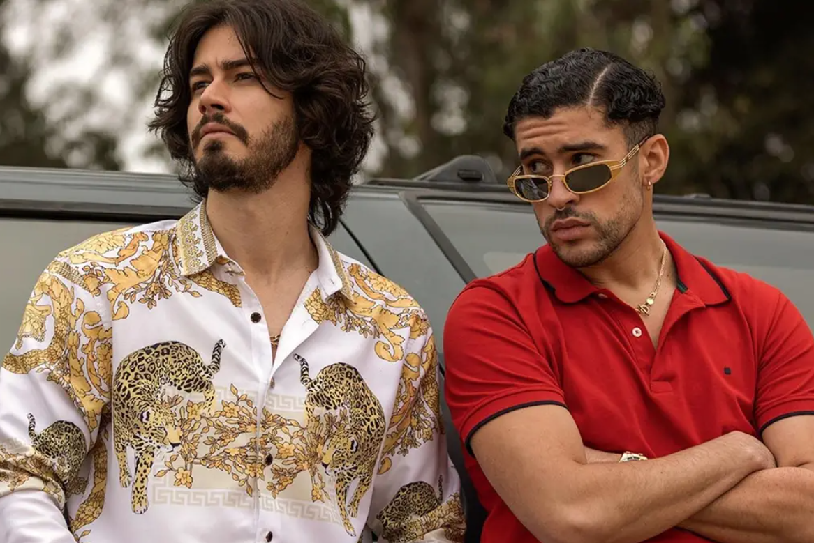 Cantor Bad Bunny (&agrave; esquerda) em "Narcos: M&eacute;xico"