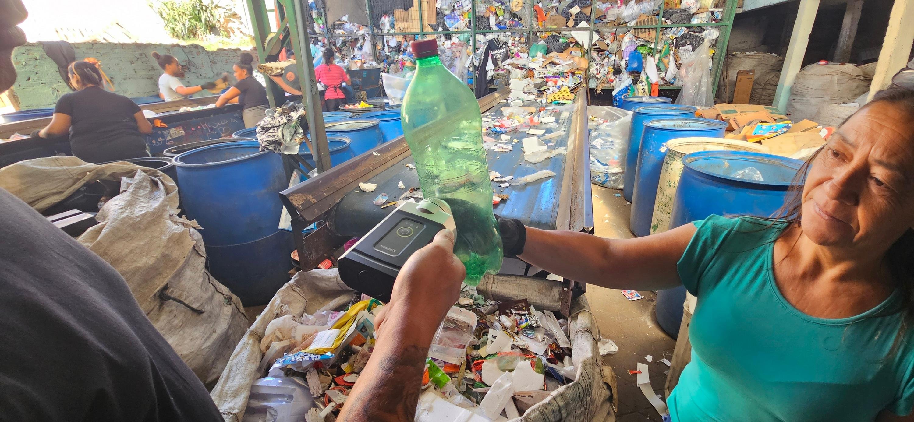 Cooperativa de Trabalho e Reciclagem Campo da Tuca (Coopertuca) &eacute; uma das atendidas