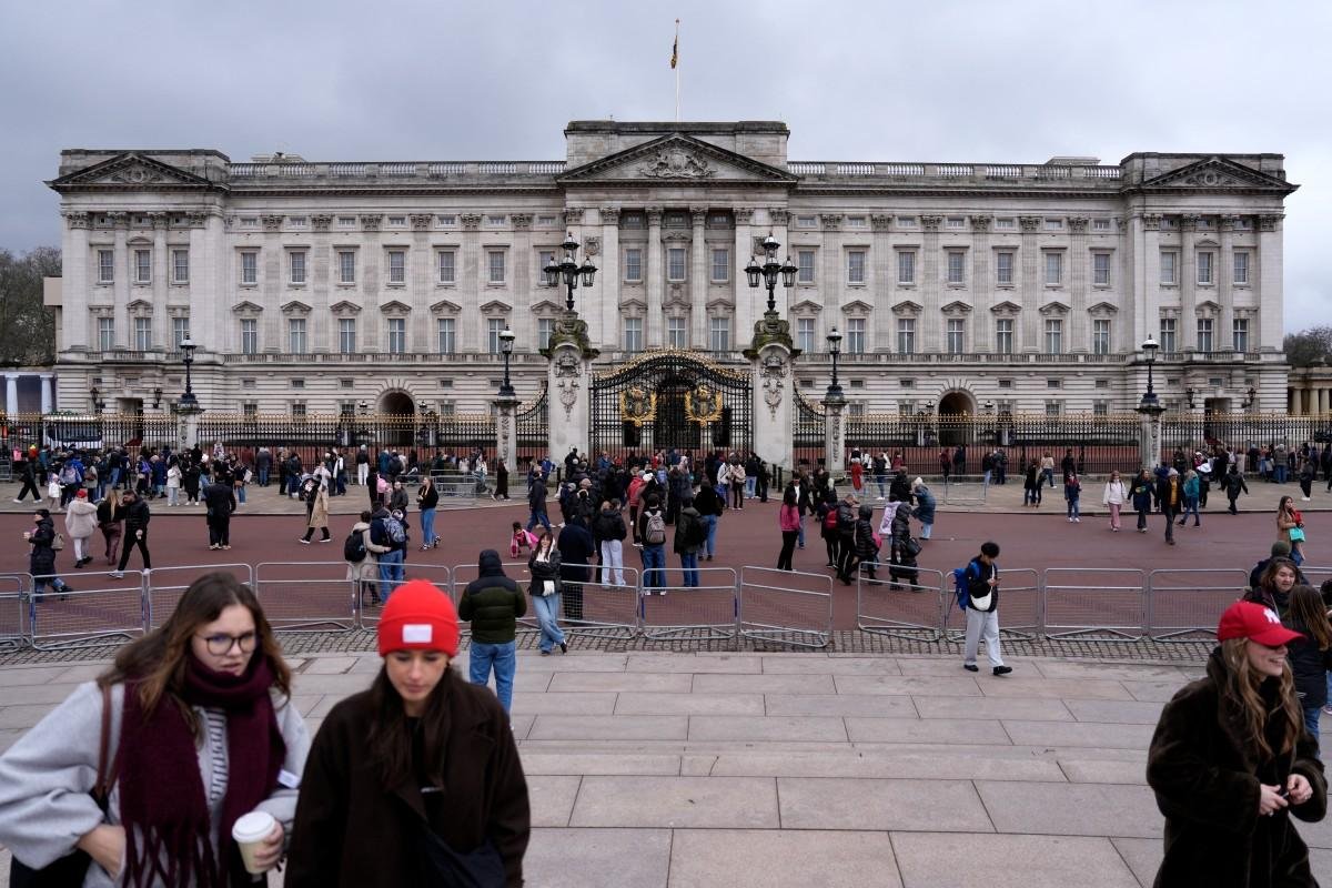 Brit&acirc;nicos receberam com alegria nas ruas de Londres, nesta quinta-feira (19), a pris&atilde;o do ex-pr&iacute;ncipe Andrew
