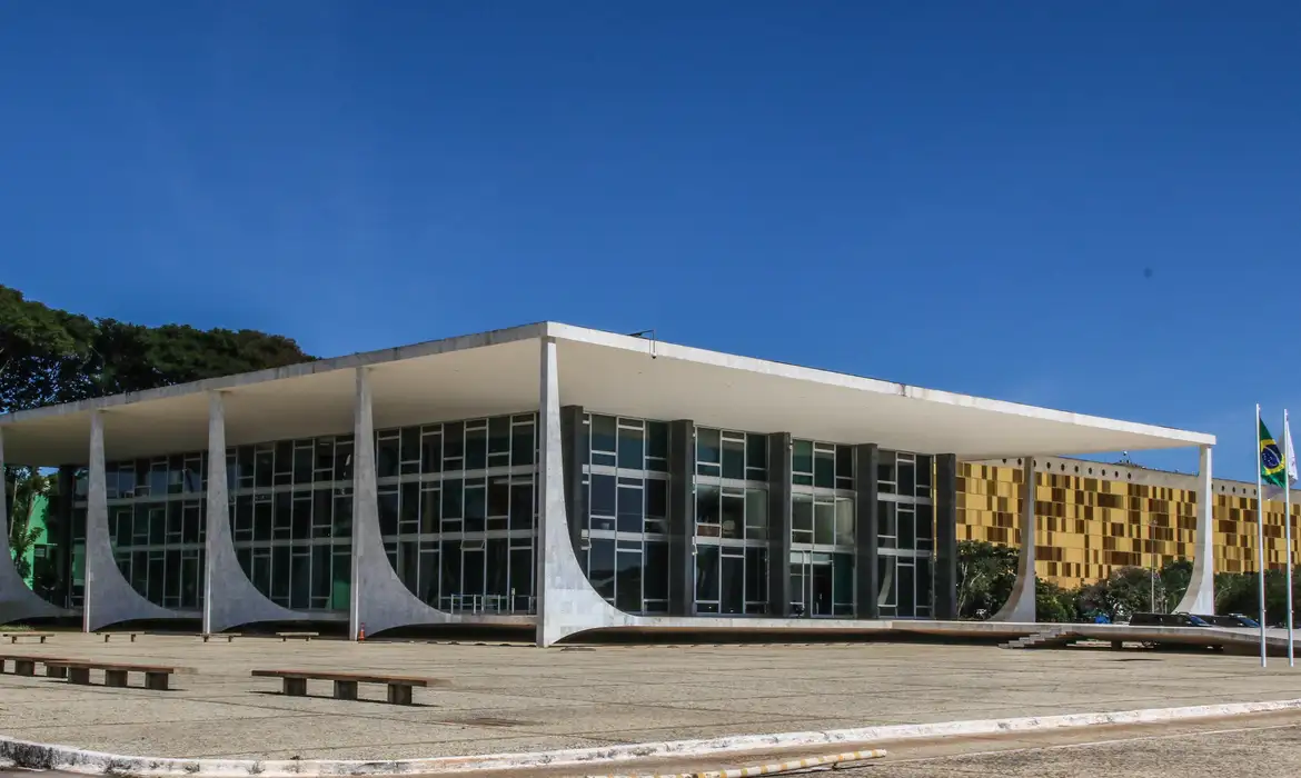 A lei entrou em vigor em dezembro de 2014 e estabeleceu que as escolas do munic&iacute;pio devem seguir regras de neutralidade pol&iacute;tica, ideol&oacute;gica e religiosa