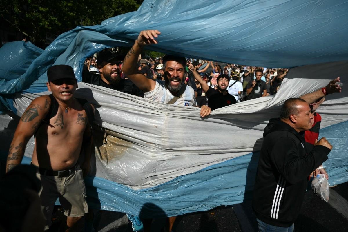 Sindicatos e organiza&ccedil;&otilde;es de esquerda se concentraram em frente ao Congresso, onde cerca de uma dezena de manifestantes foram detidos durante a tarde