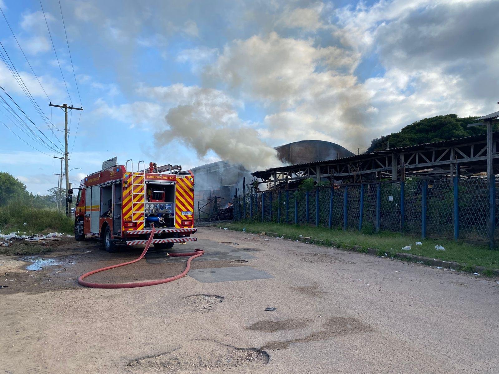 De acordo com os Bombeiros, as chamas come&ccedil;aram por volta das 6h50min, no interior da madereira