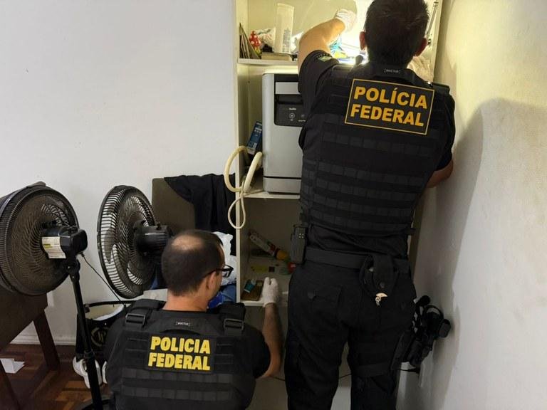 Al&eacute;m de armazenar v&iacute;deos de abusos sexuais infantojuvenis, o preso tamb&eacute;m &eacute; investigado por extorquir menores de idade, amea&ccedil;ando divulgar as imagens caso n&atilde;o fossem realizados pagamentos