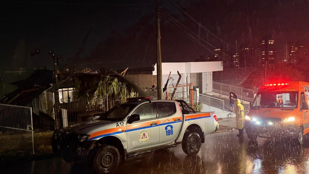 Na rua Distrito Federal, no Centro uma &aacute;rvore caiu em um telhado