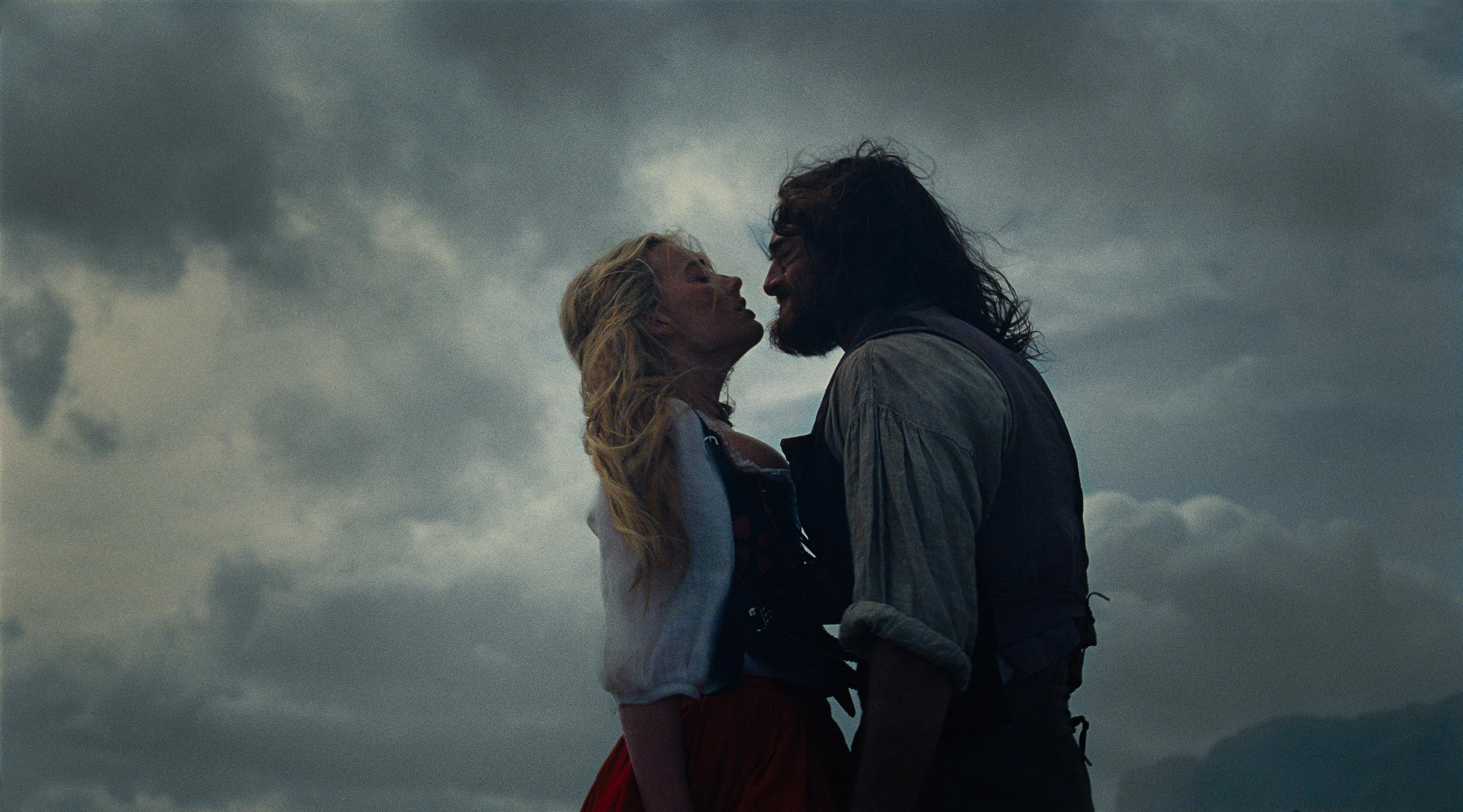 Margot Robbie e Jacob Elordi interpretam Cathy e Heathcliff